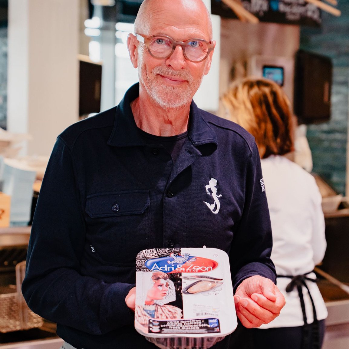Jo Hop met verse mosselen — vishandel Seafood Kijkduin, Den Haag