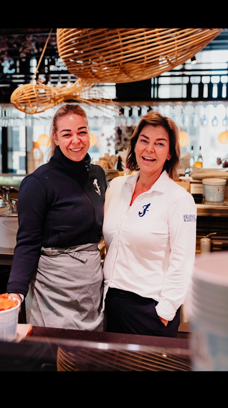 Noah en Astrid Hop achter de bar van visrestaurant Seafood Kijkduin