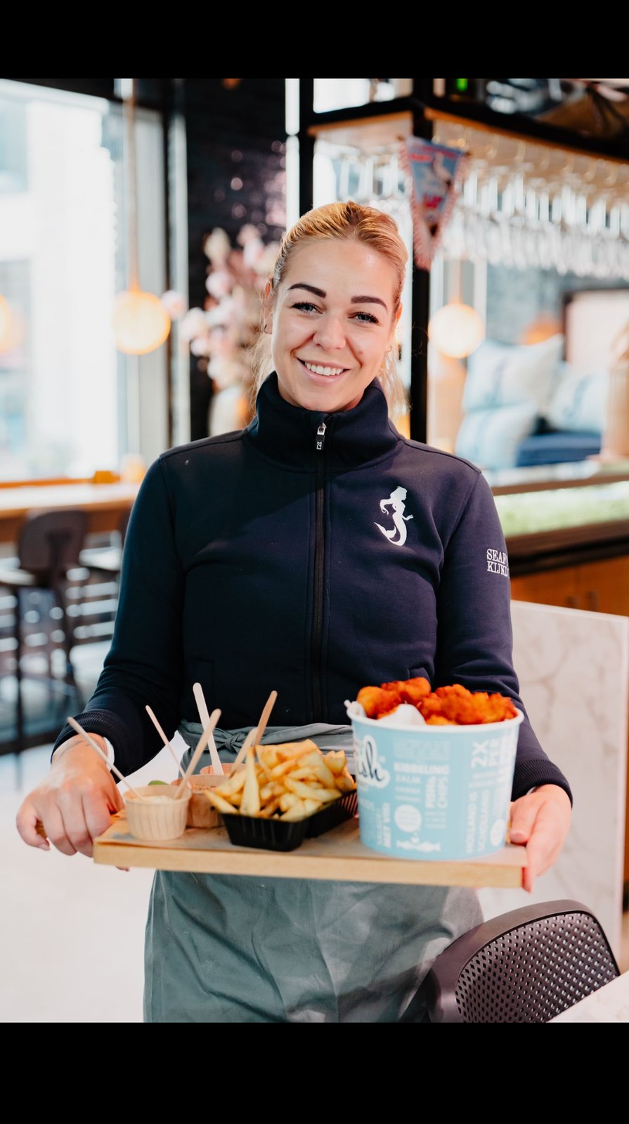 Noah serveert Fish & Chips — visrestaurant Seafood Kijkduin in Kijkduin, Den Haag